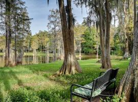 Tampa Townhome with Lake Access and Workspace!, cottage di Lutz