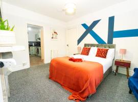 Bright Medway studio flat opposite Chatham station, hotel din Chatham