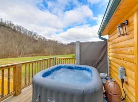 Riverside Beattyville Cabin with Kayaks and Fire Pit!, hotel amb aparcament a Beattyville