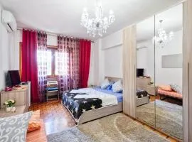 Venice City Residence - With Private Room & Bathroom, AC & TV