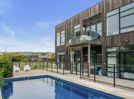 Sun and Serenity - Waikanae Beach Holiday Home