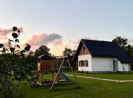 Zagroda wypoczynkowa- Domki nad rzeką, family hotel in Smerekowiec