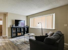 Fresno Apt Near Attractions, Shopping and Dining!, διαμέρισμα στο Φρέσνο