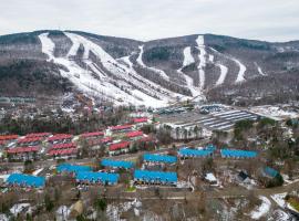 Superbe condo face aux pentes de ski Stoneham!!!, hotel em Stoneham