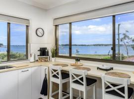 Water Views From Your Window, hotel en Bellara