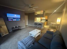 Condo in Gated Community with Heated Pool and Gym by Old Town, golf hotel in Phoenix