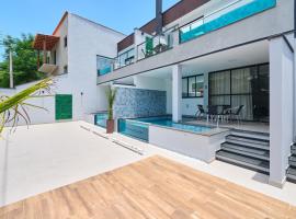 Villa da Serra 2 - Casa com piscinas privativas vidro, hotel i Paraty