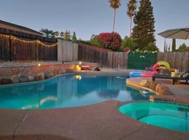 close 2 SAC 4BR/2BA Home w AC/Pool/Jaccuzi/Game Rm, hotel Citrus Heightsban