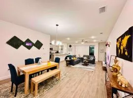 Luxury King Suite, 3BR 2BA, Beach Vibe, Top-Tier Amenities, Prime location