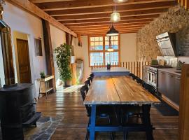 Charming 19th-century home and attached apartment, hotell i Bons-en-Chablais