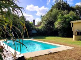 Casa en San Luis con Piscina, hotel a Ciudad de la Costa