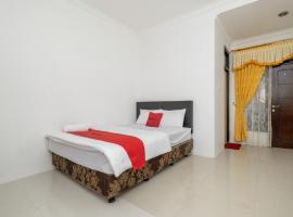 RedDoorz at Gunungsari Surabaya 2, hotel with parking in Surabaya