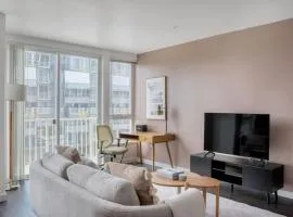 Bellevue 1br w rooftop gym bbq nr shops SEA-610