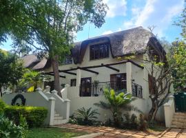 60 on Monica, 6 Bedroom Lesedi Lodge, Hartbeespoort, cabana o cottage a Hartbeespoort