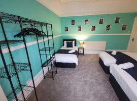 Spacious and Comfy 4 Bed House, Free Parking, Wifi: Birkenhead şehrinde bir otel