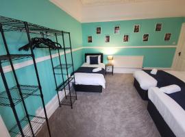 Spacious and Comfy 4 Bed House, Free Parking, Wifi, отель в городе Беркенхед