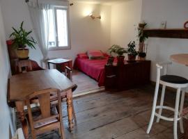 Studio cosy, hotel with parking in Uzerche