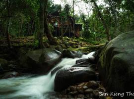 บ้านเคียงธาร โฮมสเตย์ แม่แมะ Cascade Lodge, hotel v destinaci Amphoe Chiang Dao