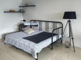 Petite Maison studio tout confort cosy Givors autoroute et gare, φθηνό ξενοδοχείο σε Givors