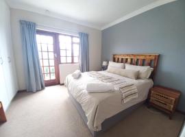 Modern two bedroom apartment., hotel sa Port Alfred