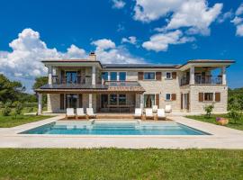 Villa Campagna near Fažana with 7250m2 large garden and sauna, hotel en Galižana