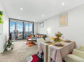 Sky-City Apt 3 min to Train & Shopping& Everything