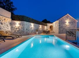 Villa KING with private pool with hydromassage, 4 bedrooms, 3km from sea and town Omiš, hotell i Omiš