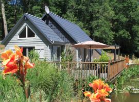 Chalet avec piscine privée et lac à Sos, hotel sa Sos