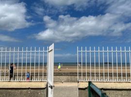 Sunny Apt on D-Day Beach with Parking, huoneisto kohteessa Saint-Côme-de-Fresné