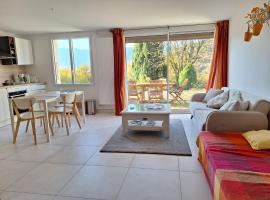 Appartement 40m2 avec terrasse et vue superbe, מקום אירוח ביתי בTheys