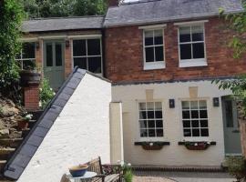 Beautiful Georgian cottage within a private walled garden, hotel in Oakham