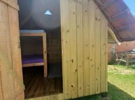 Cabana com Ar condicionado e area de cozinha e banheiro compartilhado a 10 minutos do Parque Beto Carrero