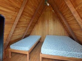 Cabana com Ar condicionado e area de cozinha e banheiro compartilhado a 10 minutos do Parque Beto Carrero, hytte i Penha