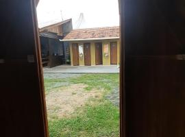 Cabana com Ar condicionado e area de cozinha e banheiro compartilhado a 10 minutos do Parque Beto Carrero, villa in Penha