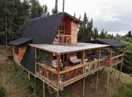 Lovely two bedroom cabin on avocado farm、マリニリャのシャレー