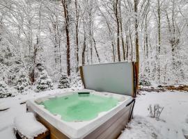 Family-Friendly Vacation Rental in Pocono Pines!, hotel with jacuzzis in Pocono Pines