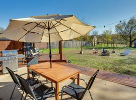Family-Friendly Aubrey Home with Yard and Fire Pit!, hotell i Aubrey