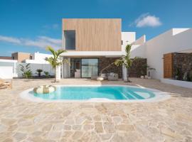 Villa NOMA - Design space with Pool in Corralejo: Corralejo'da bir kulübe