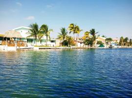Waterfront House with 37ft Dock & Cabana Club, hotel in Key Colony Beach