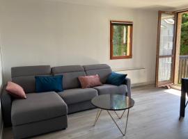 Spacious T3 with balcony - close to town center, hotel v destinaci Touques