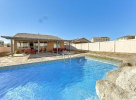 Luxe Beaumont Home with Pool and Community Amenities!, hotel con parcheggio a Beaumont