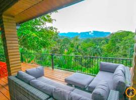 Modern Mountain View Home by Nauyaca Waterfall, hotel v destinaci Platanillo