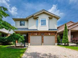 High-Ceiling Home and Relaxing Patio in Waterloo, holiday home in Waterloo
