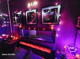 Love Room Amour Glamour Lib proche gare rer 5 minute à pied، فندق في أولناي-سو-بوا