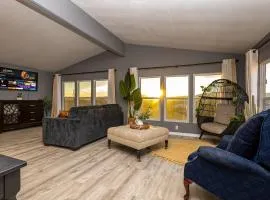 Magnificent & tranquil home, Mountain Views , 8 mins to casinos & river, Fire pit, BBQ