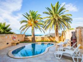 5 Bedroom Farmhouse with Private Pool & Views, hotel con parking en Għarb