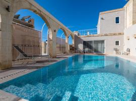 4 Bedroom Luxury Holiday Farmhouse with Private Pool – hotel w mieście Għarb