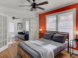 Charming Cooper-Young Flat in the Heart of Memphis, hotel i Memphis