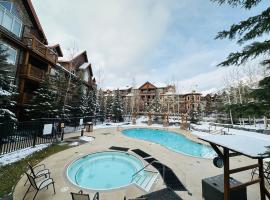 Canmore Mountain Retreat - Heated Pool & Hot-tub, lägenhet i Canmore