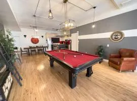 Luxury 5-Bed + Pool Table: 5 Min from Jarry Metro